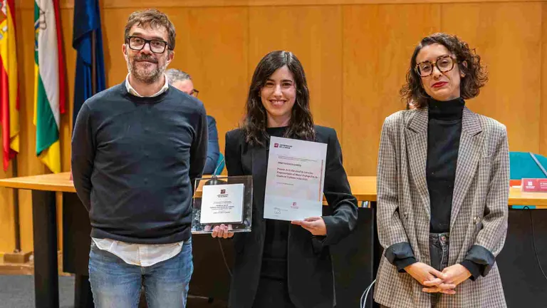 Anne Fulgencio posa con los galardones recibidos. UNIVERSIDAD DE LA RIOJA