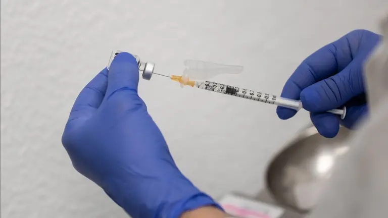 Una sanitaria prepara un vial durante el inicio de la campaña de vacunación de la gripe.
- Alejandro Martínez Vélez - Europa Press - Archivo