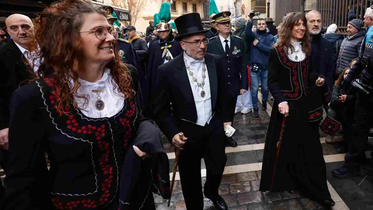 Abaurrea con la medalla de alcald&iacute;a y la vara de mando del alcalde durante la procesi&oacute;n de San Saturnino . EFE/ Villar L&oacute;pez