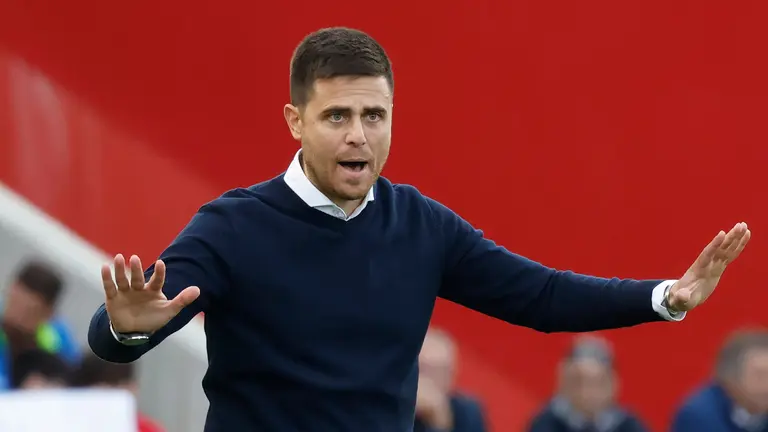El entrenador del Osasuna, Alessio Lisci, reacciona durante el partido liguero entre el RCD Mallorca y el Osasuna celebrado en el estadio Son Moix, Palma de Mallorca, este sábado. EFE/ Cati Cladera