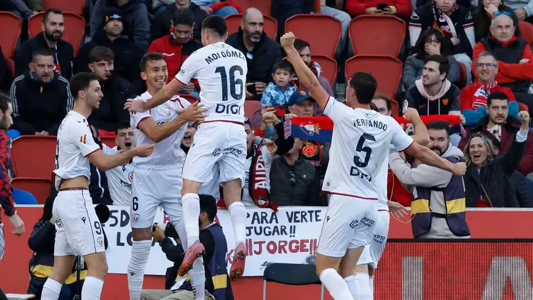 Jugadores del Osasuna celebran un gol del equipo durante el partido liguero entre el RCD Mallorca y el Osasuna celebrado en el estadio Son Moix, Palma de Mallorca, este sábado. EFE/ Cati Cladera