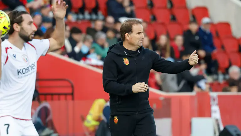 El entrenador del RCD Mallorca, Jagoba Arrasate, durante el partido liguero entre el RCD Mallorca y el Osasuna celebrado en el estadio Son Moix, Palma de Mallorca, este sábado. EFE/ Cati Cladera