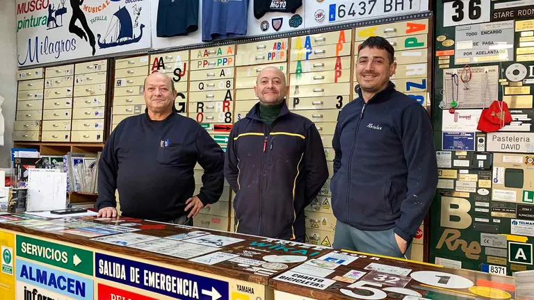 Carmelo Echeverr&iacute;a con su hermano Jos&eacute; Manuel y su sobrino en la tienda Rotulux de Pamplona. Navarra.com