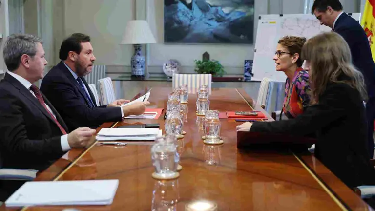 El ministro &Oacute;scar Puente y la presidenta Chivite en la reuni&oacute;n en el ministerio. GOBIERNO DE NAVARRA