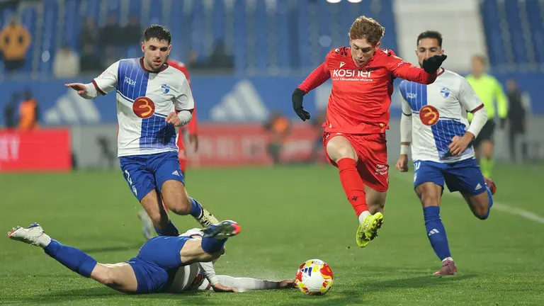 Víctor Muñoz en una avance rojillo sobre la portería del Ebro. CA Osasuna.