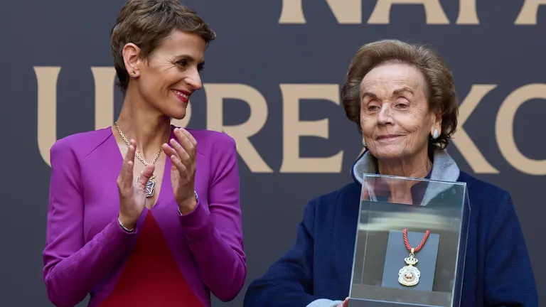 La Presidenta Chivite y Amparo Lusarreta, presidenta de MTorres y mujer del empresario, que sostiene la Medalla de Navarra. GOBIERNO DE NAVARRA