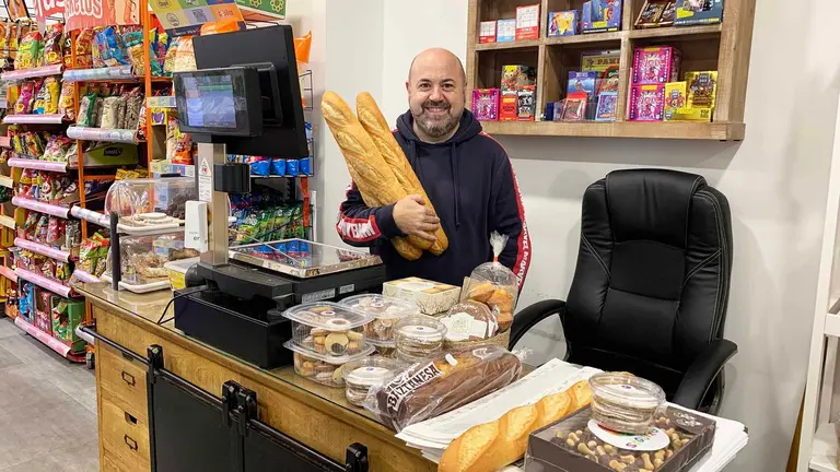 Joaquín Solano en su tienda Sagutxo golosinas en Ripagaina. Navarra.com