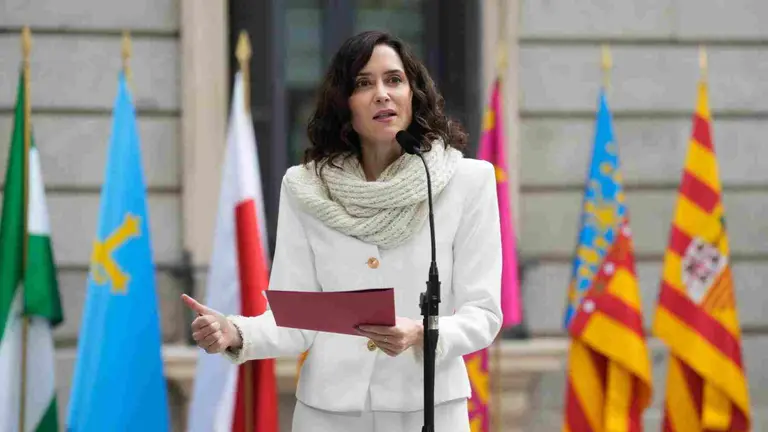 La presidenta de la Comunidad de Madrid, Isabel D&iacute;az Ayuso, hace una declaraci&oacute;n a la prensa a su llegada al acto institucional por el D&iacute;a de la Constituci&oacute;n. EFE/Borja S&aacute;nchez-Trillo