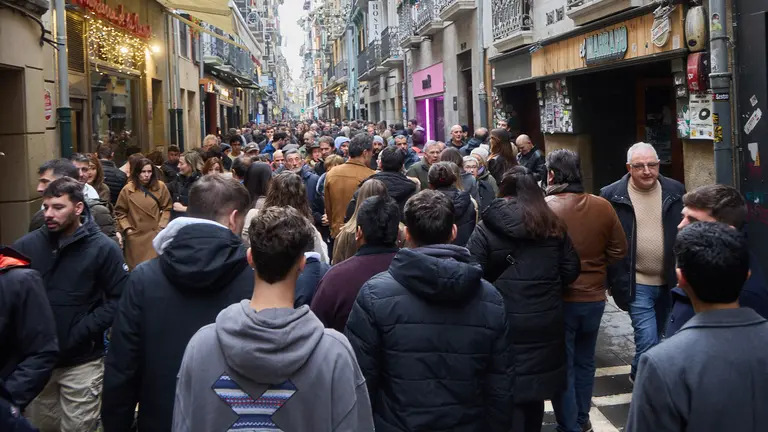 Ambiente a la hora del vermut en el Casco Viejo de Pamplona. I&Ntilde;IGO ALZUGARAY