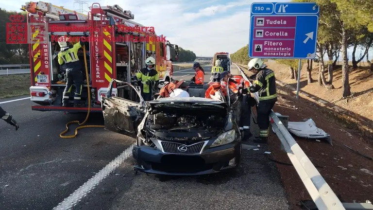 Estado del coche en el que viajaban el fallecido y el herido en el accidente de tráfico ocurrido en Castejón. BOMBEROS DE NAVARRA