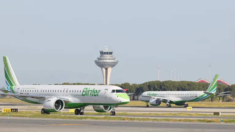 Imagen de archivo de dos aviones de Binter en la pista de despegue. CEDIDA