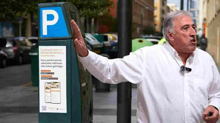 Fotomontaje de Joseba Asirón sobre la imagen de un parquímetro del centro de Pamplona.