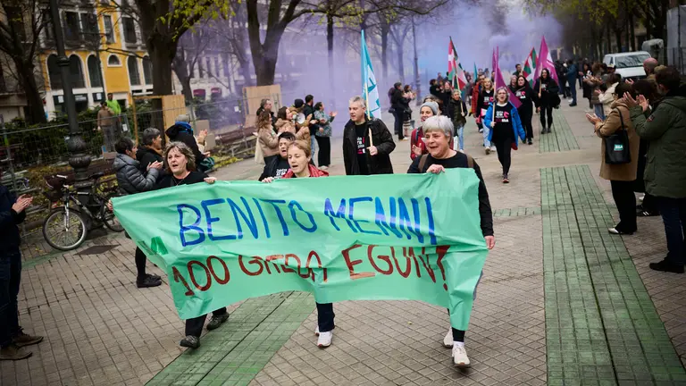 Trabajadores del centro Benito Menni finalizan la marcha que han realizado desde Elizondo a Pamplona cuando cumplen 100 días de huelga por la mejora del servicio y las condiciones laborales. PABLO LASAOSA