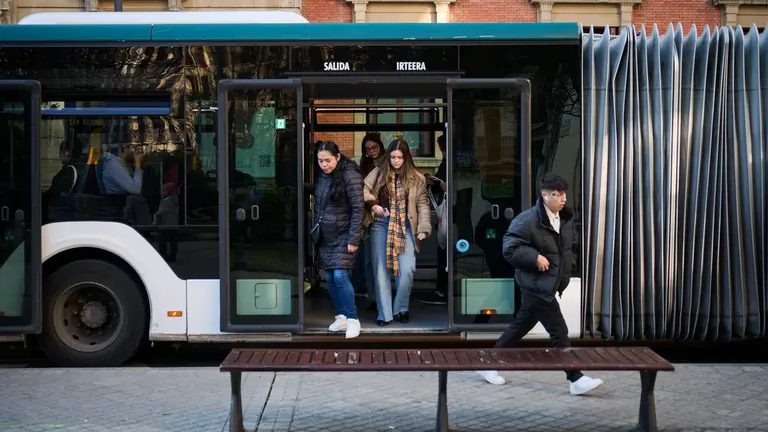 Varias personas en una villavesa en Pamplona. PABLO LASAOSA