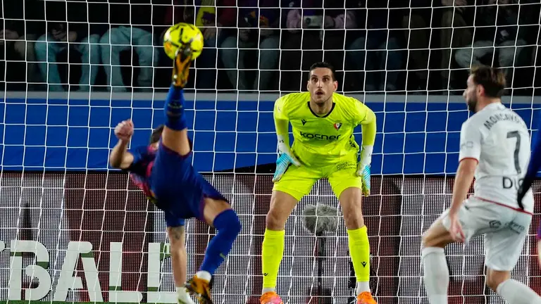 El delantero del FC Barcelona, Ferrán Torres, remata ante el guardameta de Osasuna, Sergio Herrera, durante el partido de la jornada 16 de LaLiga que FC Barcelona y Atlético Osasuna disputan este sábado en el Camp Nou. EFE/Alejandro García