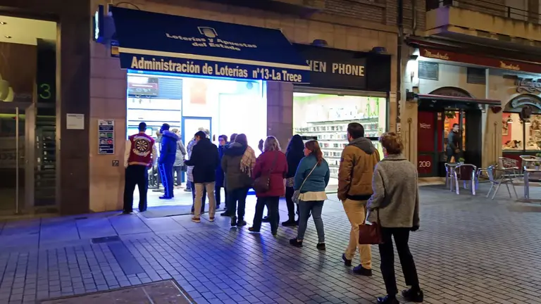 Colas a las puertas de LA Trece, una de las administracioens de loter&iacute;a con m&aacute;s tir&oacute;n en el sorteo de "El Gordo". NAVARRA.COM