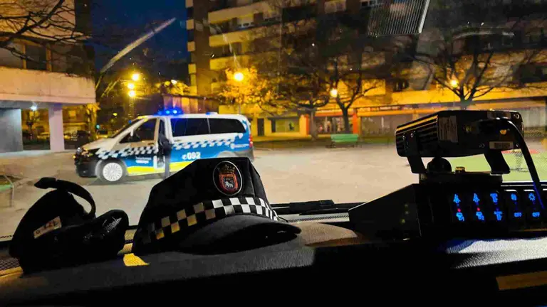 Dos coches patrulla durante un intervenci&oacute;n policial. POLIC&Iacute;A MUNICIPAL DE PAMPLONA