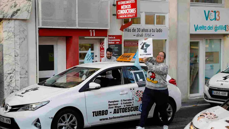 Protesta de las autoescuelas de Navarra por las listas de espera para examinarse. EFE/ Jes&uacute;s Diges