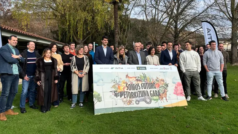 El consejero Aiedi junto a los j&oacute;venes que se incorporar&aacute;n al sector agroganadero. GOBIERNO DE NAVARRA