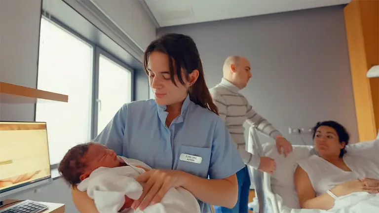 Una enfermera de la CUN cuida de un beb&eacute; reci&eacute;n nacido. CL&Iacute;NICA UNIVERSIDAD DE NAVARRA