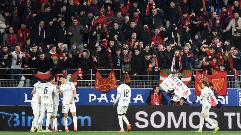 HUESCA, 17/12/2025.- Los jugadores de Osauna celebra el tercer gol, durante el partido de dieciseisavos de final de la Copa del Rey entre el Huesca y el Osasuna, este mi&eacute;rcoles en el estadio de El Alcoraz. EFE/ Javier Blasco