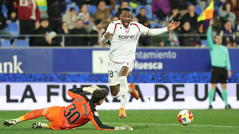 Sheraldo Becker en acci&oacute;n ante el Huesca. CA Osasuna.