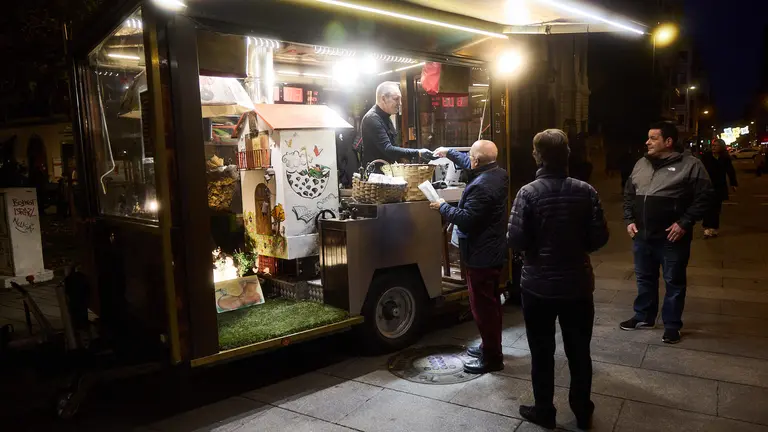 Puesto de venta de casta&ntilde;as asadas en la avenida San Ignacio de Pamplona. I&Ntilde;IGO ALZUGARAY
