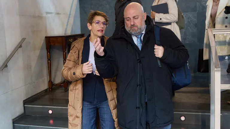 Mar&iacute;a Chivite y Jos&eacute; Luis Arasti a su llegada al Pleno del Parlamento de Navarra. &Iacute;&Ntilde;IGO ALZUGARAY