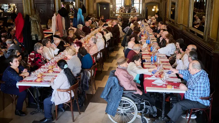 Los usuarios de los pisos tutelados disfrutando de la cena de Navidad. AYUNTAMIENTO DE PAMPLONA