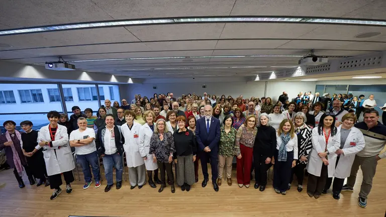 El consejero de Salud, Fernando Dom&iacute;nguez, y representantes del equipo directivo del HUN junto a las personas jubiladas este a&ntilde;o y sus familiares. GOBIERNO DE NAVARRA