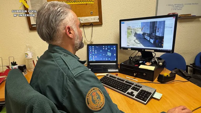 Un agente de la Guardia Civil investigando. GUARDIA CIVIL