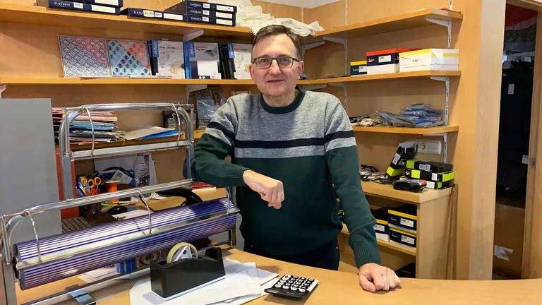 Jos&eacute; Luis Belzunegui en la tienda que lleva su apellido en Elizondo. Navarra.com