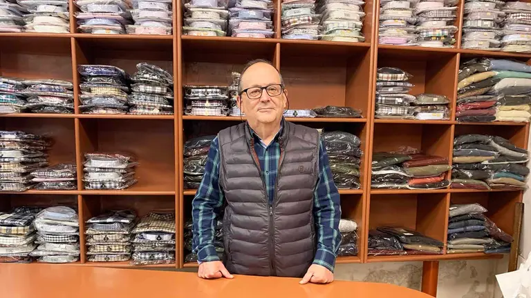 Jes&uacute;s Arbona en la tienda de ropa que lleva su apelllido en Tafalla. Navarra.com