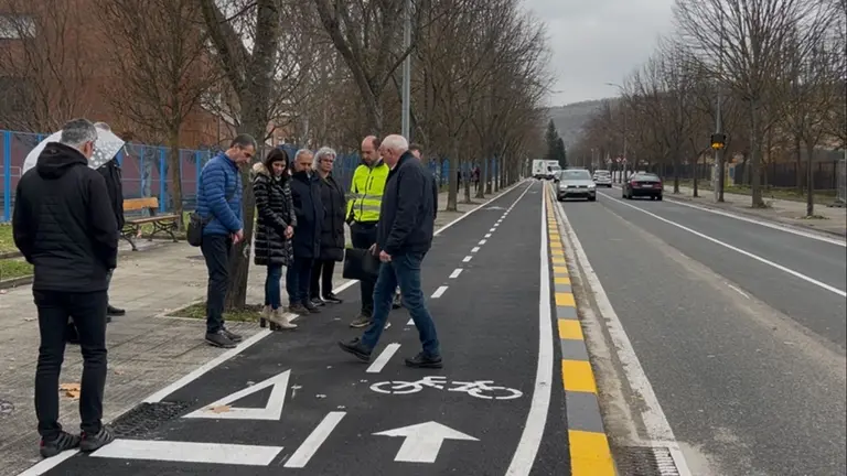 La directora general de Transportes y Movilidad Sostenible, Berta Miranda, junto a la alcaldesa de Burlada, Berta Arizkun, en el carril bici. GOBIERNO DE NAVARRA