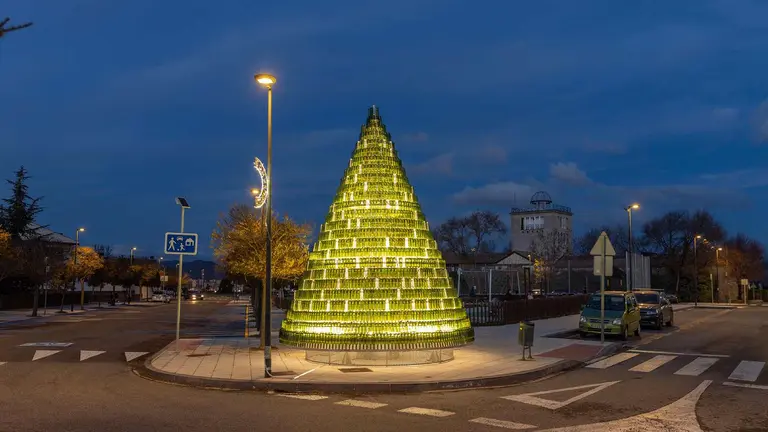 Arbol Navidad de la Mancomunidad de la Comarca de Pamplona hecho con botellas de vidrio, instalado en Cordovilla. MCP