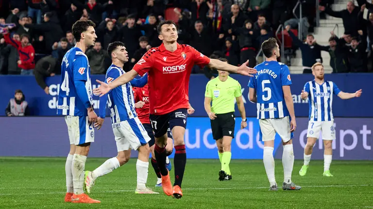 Los jugadores de Osasuna celebran el gol de Ante Budimir (1-0) durante el partido de La Liga EA Sports entre CA Osasuna y Deportivo Alav&eacute;s disputado en el estadio de El Sadar en Pamplona. I&Ntilde;IGO ALZUGARAY