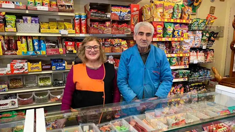 Loli y Miguel, los dos hermanos que trabajan en la tienda Chuches Loymi de Pamplona. Navarra.com