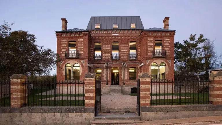 Villa Clementina, el palacete que se vende en Murillo de L&oacute;nguida. IDEALISTA