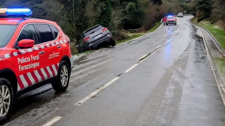 Imagen del accidente de tr&aacute;fico en Lez&aacute;un. POLIC&Iacute;A FORAL