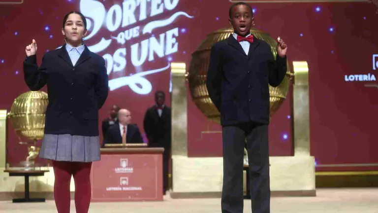 Los ni&ntilde;os de San Ildefonso cantan el segundo premio de la Loter&iacute;a de Navidad. EUROPA PRESS