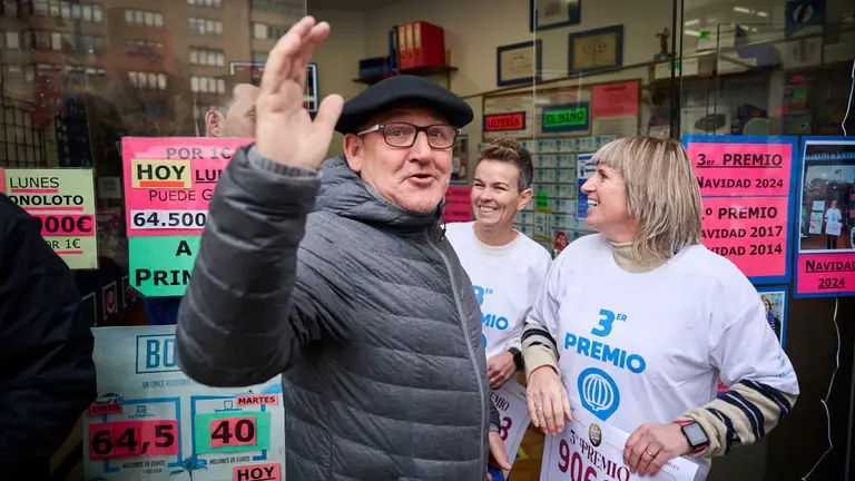 La administraci&oacute;n de loter&iacute;a "La Esquina de la Suerte" reparte el tercer premio de la Loter&iacute;a de Navidad 2025 con el n&uacute;mero 90693. PABLO LASAOSA