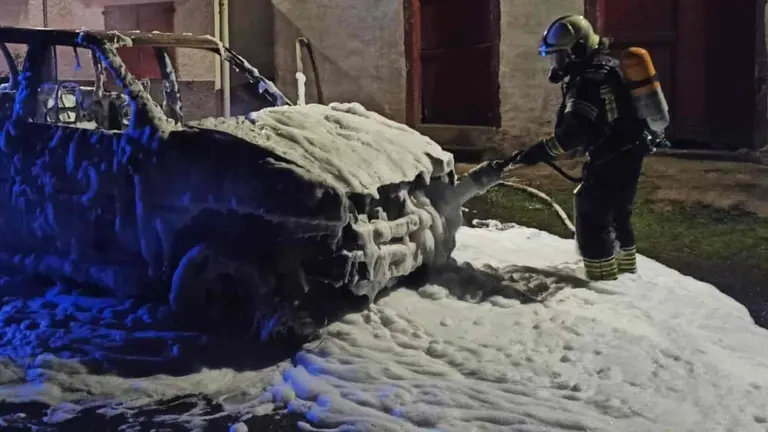 Los bomberos sofocan las llamas del coche incendidado. BOMBEROS DE NAVARRA