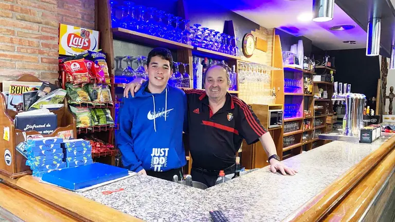 Jes&uacute;s Manso con su hijo Iosu en el bar Uruguay de Mendavia. Navarra.com