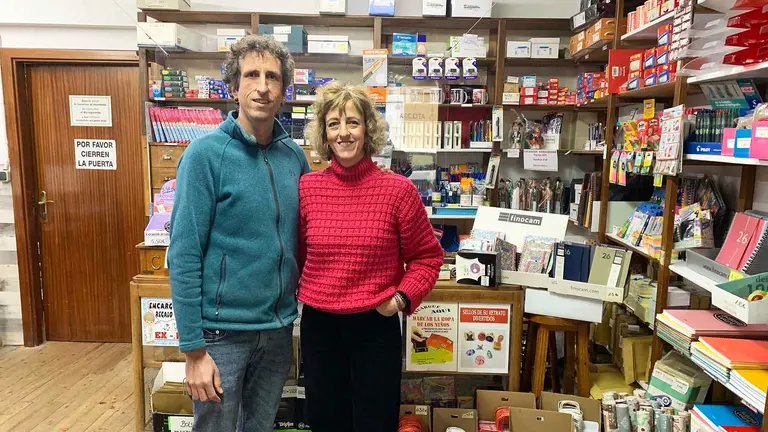 Eduardo y Marif&eacute; Goldaracena en el interior de su imprenta en Tafalla. Navarra.com