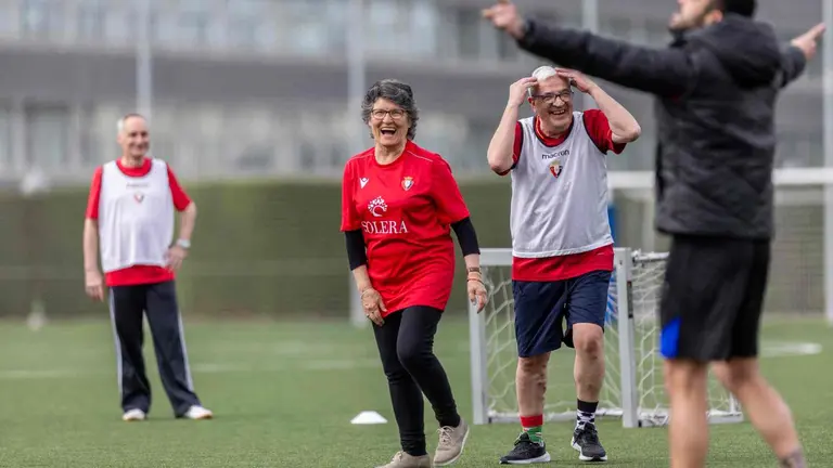 Tres participantes del proyecto Futboleando de Osasuna dirigido a personas mayores. OSASUNA
