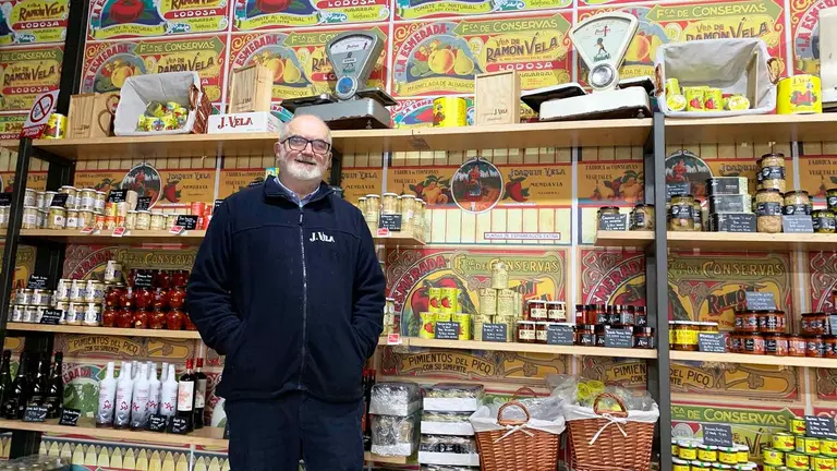 Ignacio Vela Desojo junto a los productos que vende en la epresa Conservas J. Vela de Mendavia. Navarra.com