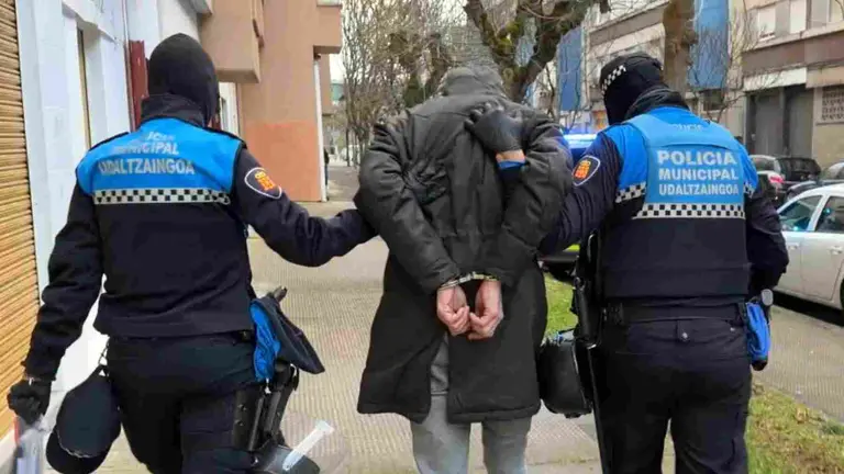 Imagen de archivo de una detenci&oacute;n a cargo de la Polic&iacute;a Municipal de Pamplona. POLIC&Iacute;A MUNICIPAL DE PAMPLO
NA