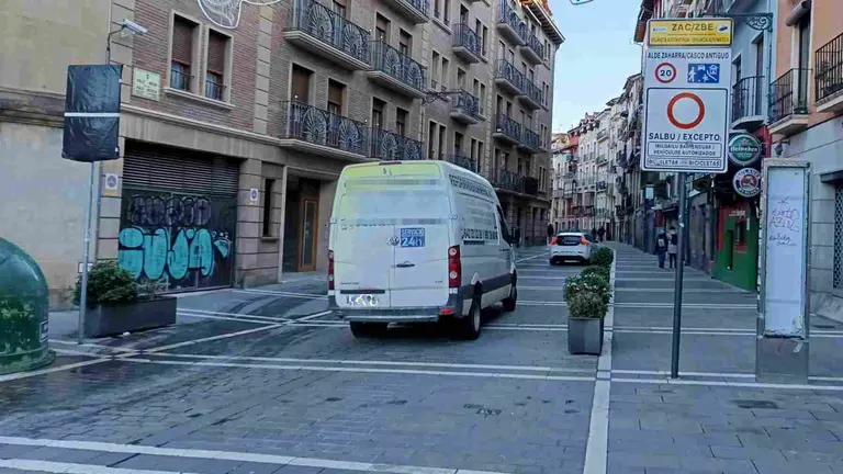 Una furgoneta accediendo al casco viejo de Pamplona. NAVARRA.COM