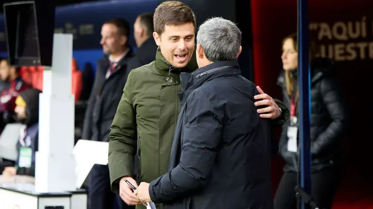 Alessio Lisci (entrenador CA Osasuna) y Ernesto Valverde (entrenador Athletic Club) durante el partido de La Liga EA Sports entre CA Osasuna y Athletic Club disputado en el estadio de El Sadar en Pamplona. I&Ntilde;IGO ALZUGARAY