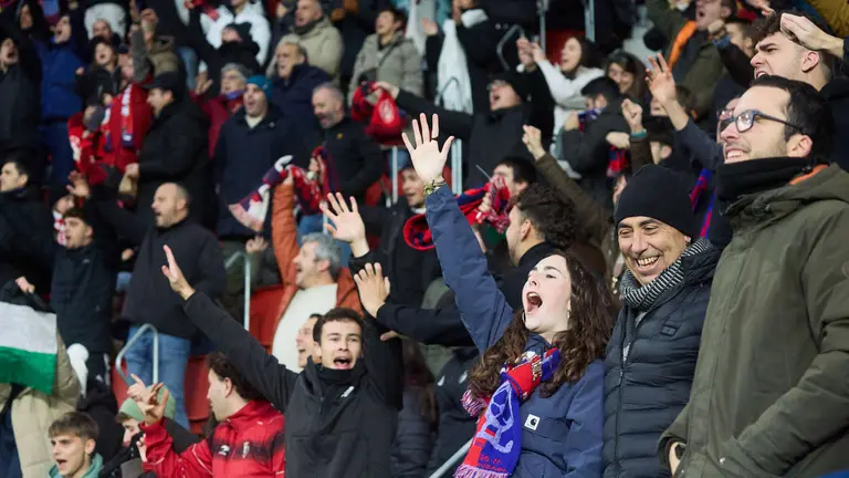 La grada de El Sadar durante el partido entre CA Osasuna y Athletic Club. I&Ntilde;IGO ALZUGARAY